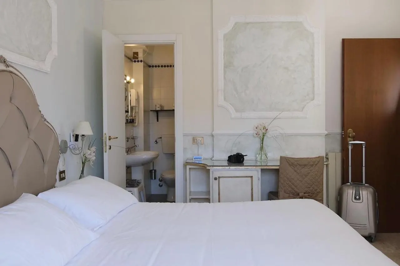 Hotel Tahiti Виареджо 3*,